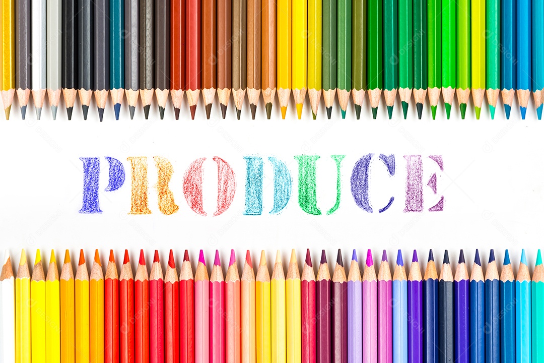 Varas de madeira multicoloridas Lápis de colorir de madeira no fundo branco