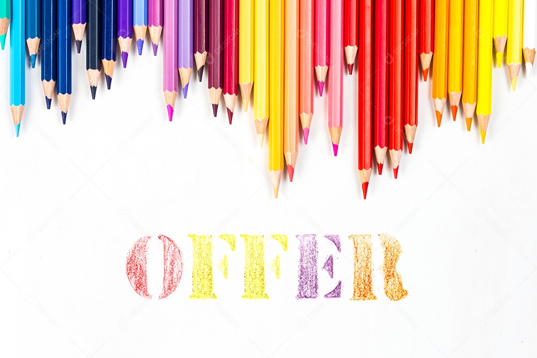 Varas de madeira multicoloridas Lápis de colorir de madeira no fundo branco