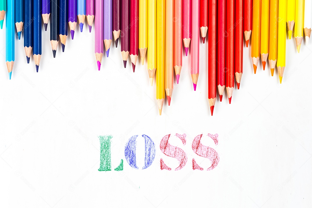 Varas de madeira multicoloridas Lápis de colorir de madeira no fundo branco