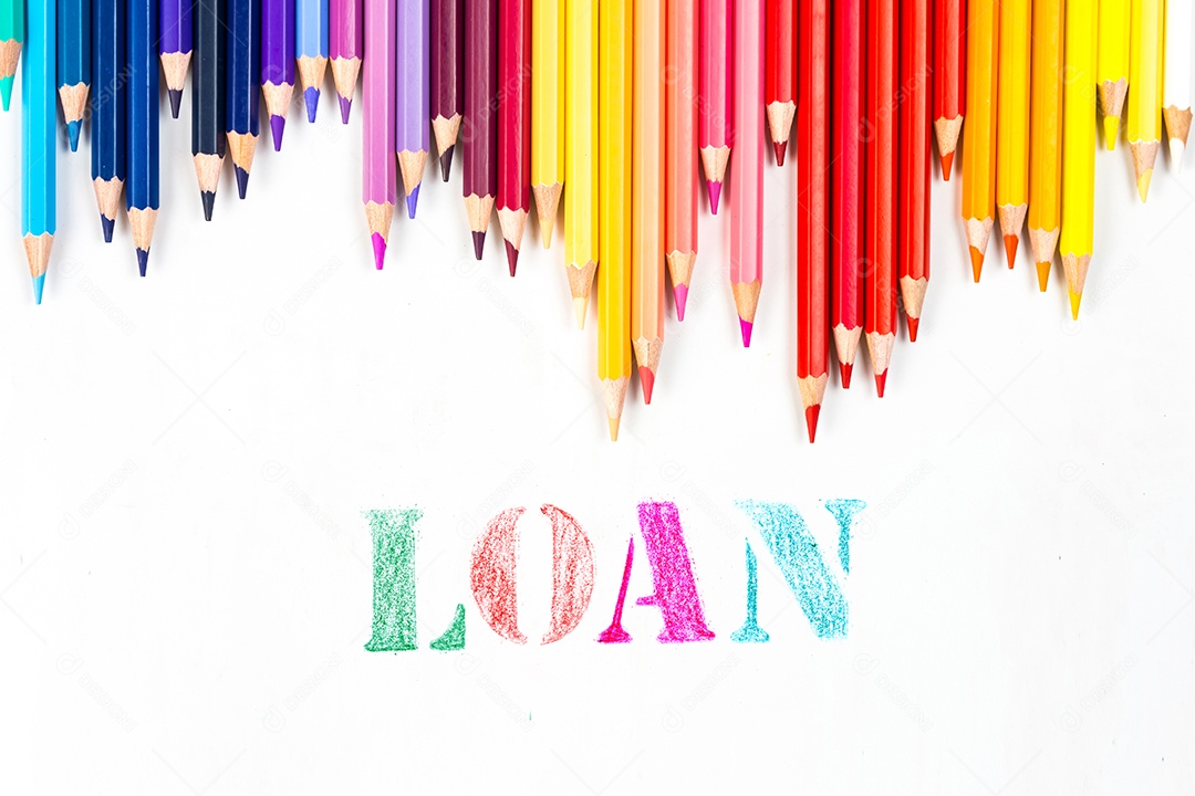 Varas de madeira multicoloridas Lápis de colorir de madeira no fundo branco