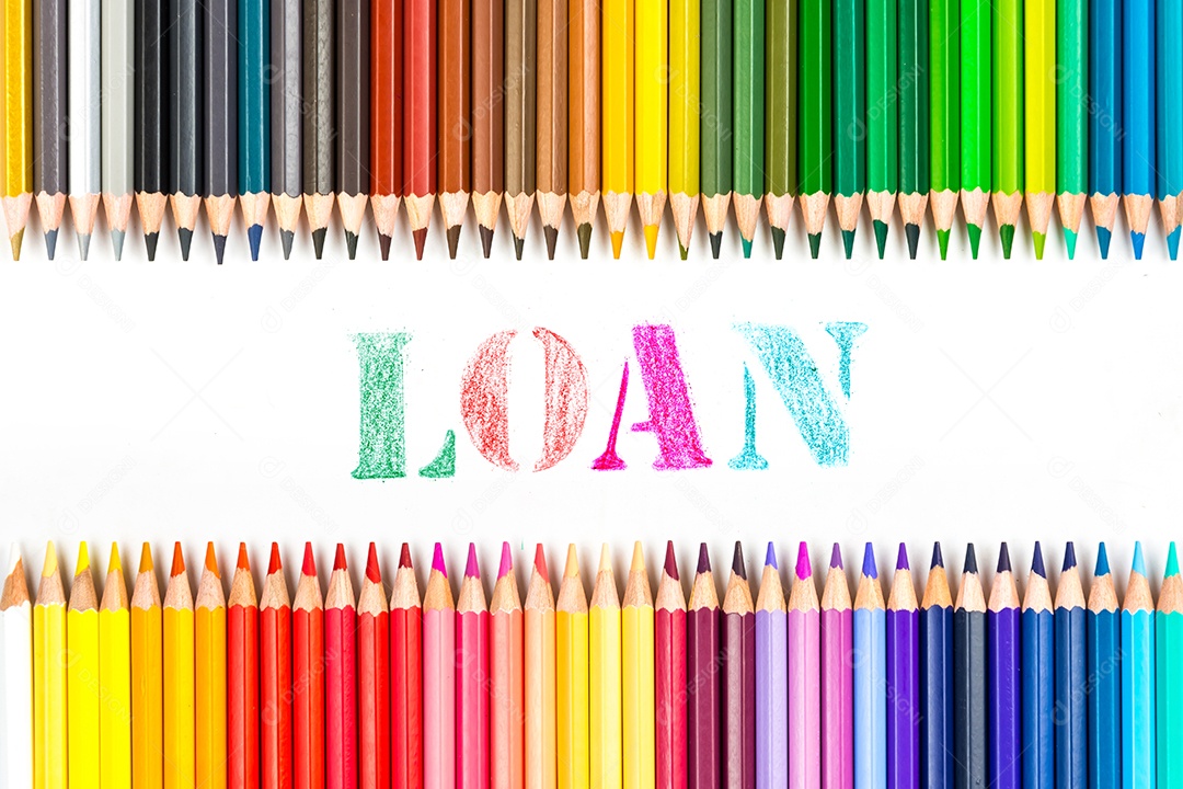 Varas de madeira multicoloridas Lápis de colorir de madeira no fundo branco