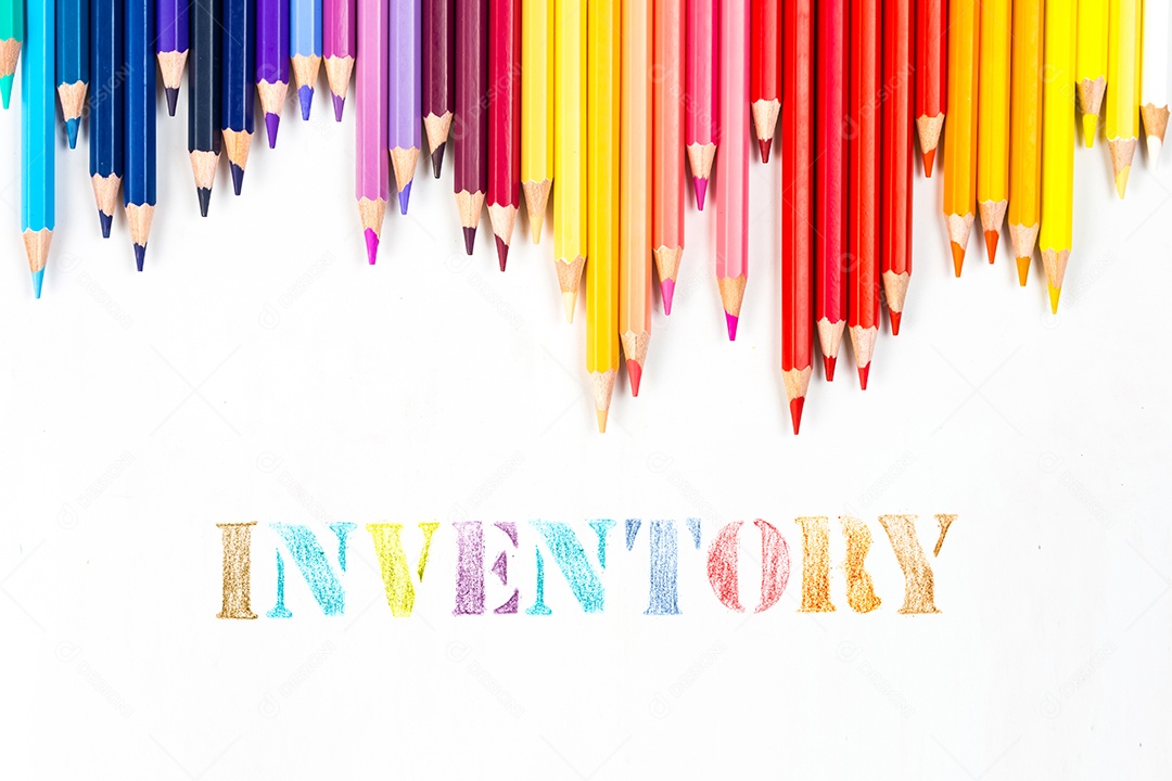 Varas de madeira multicoloridas Lápis de colorir de madeira no fundo branco