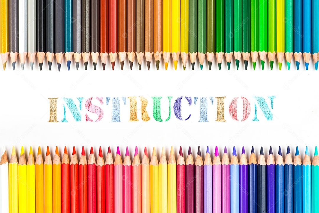 Varas de madeira multicoloridas Lápis de colorir de madeira no fundo branco