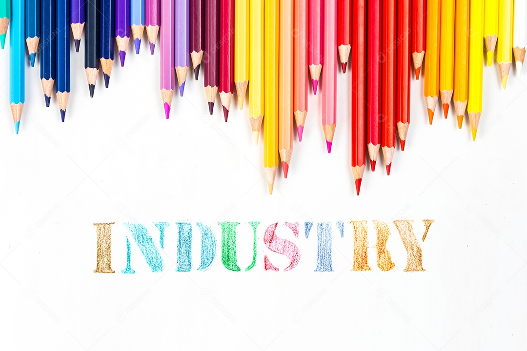 Varas de madeira multicoloridas Lápis de colorir de madeira no fundo branco