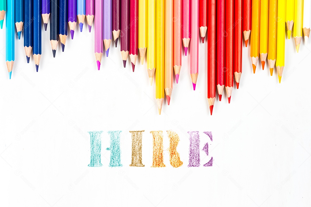 Varas de madeira multicoloridas Lápis de colorir de madeira no fundo branco