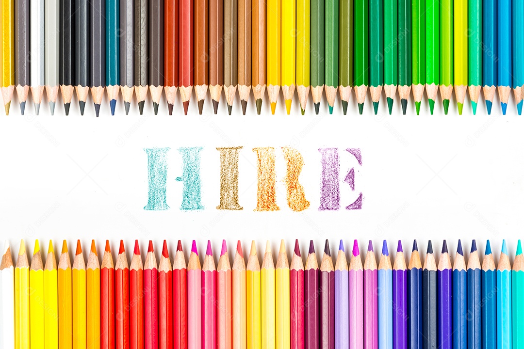 Varas de madeira multicoloridas Lápis de colorir de madeira no fundo branco