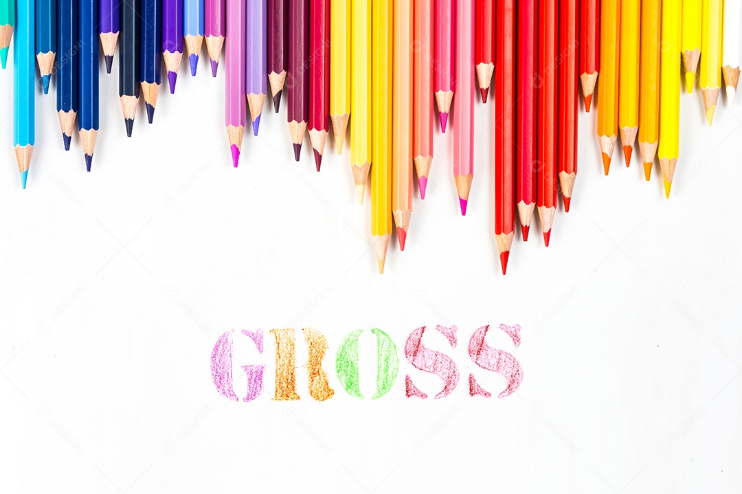 Varas de madeira multicoloridas Lápis de colorir de madeira no fundo branco