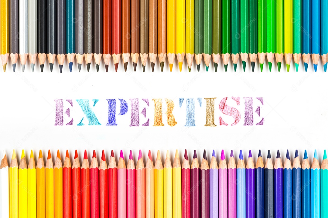 Varas de madeira multicoloridas Lápis de colorir de madeira no fundo branco