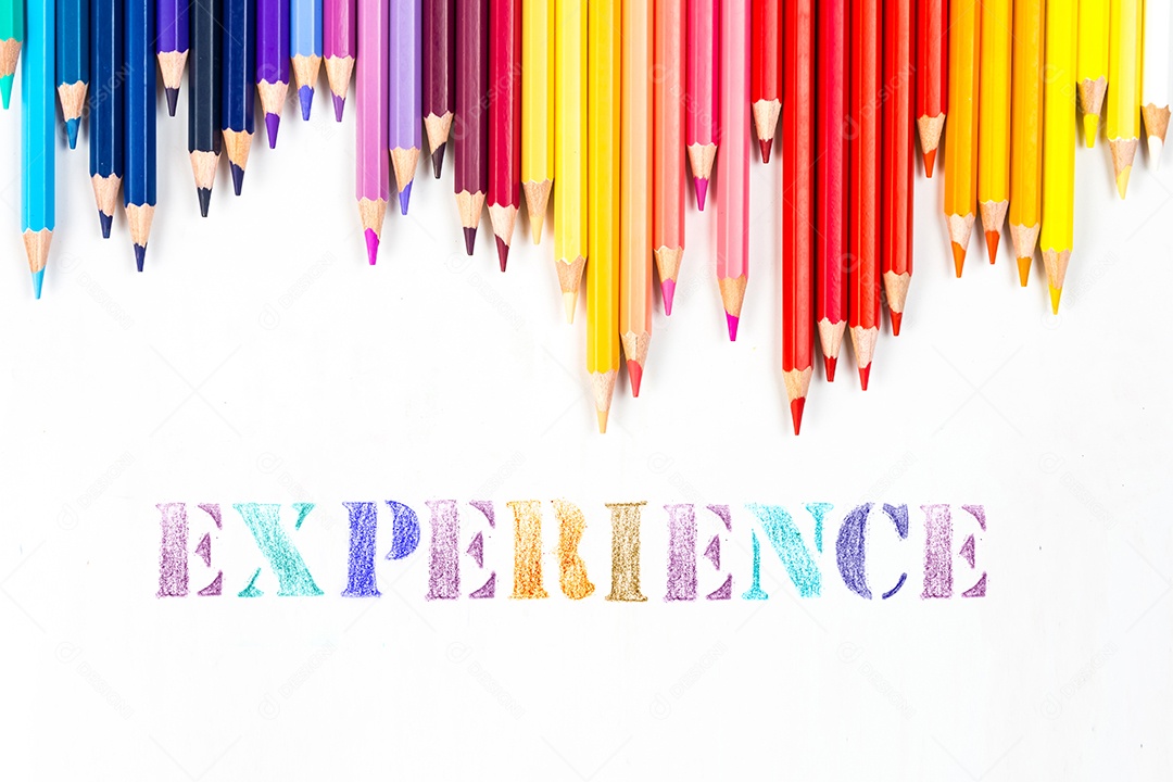 Varas de madeira multicoloridas Lápis de colorir de madeira no fundo branco