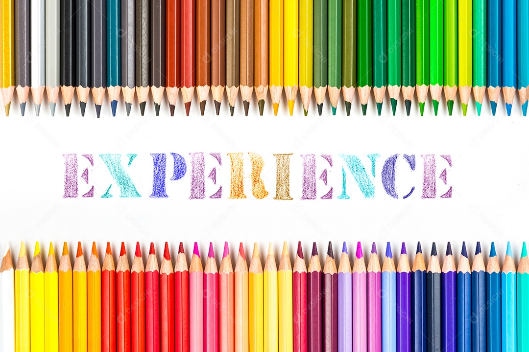 Varas de madeira multicoloridas Lápis de colorir de madeira no fundo branco