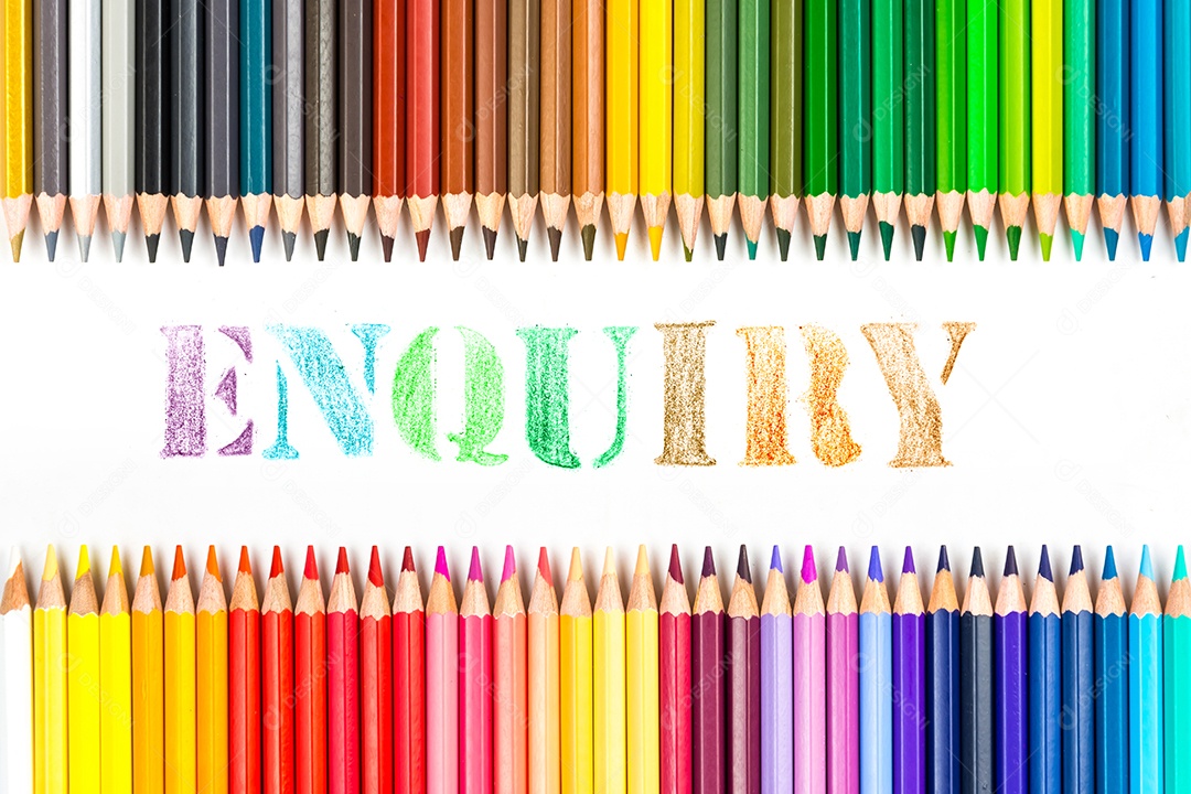 Varas de madeira multicoloridas Lápis de colorir de madeira no fundo branco