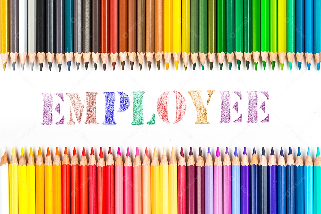 Varas de madeira multicoloridas Lápis de colorir de madeira no fundo branco