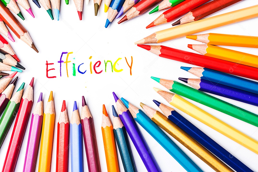 Varas de madeira multicoloridas Lápis de colorir de madeira no fundo branco