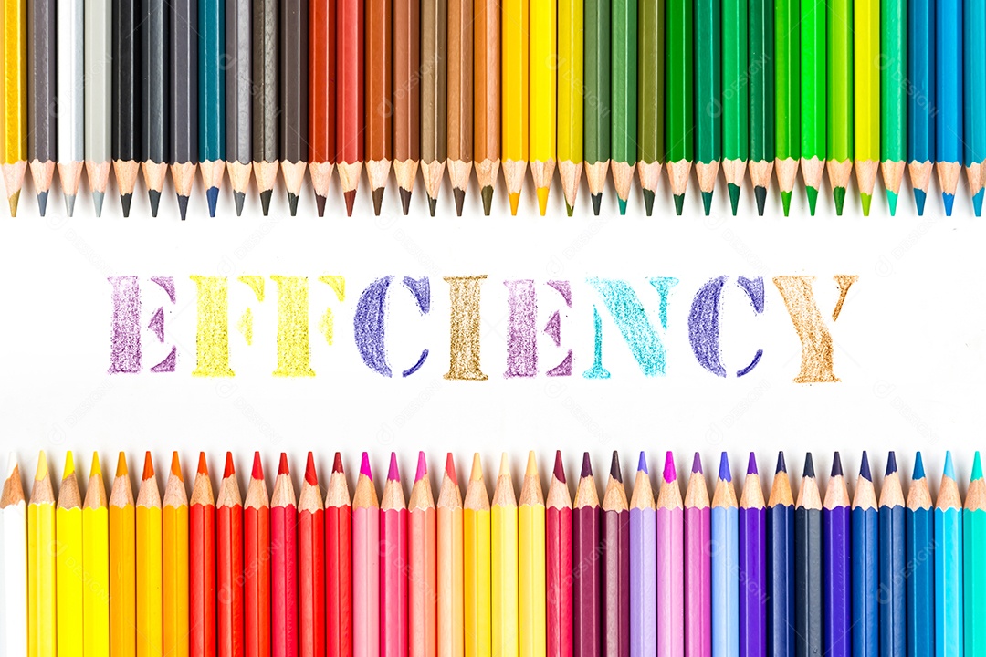 Varas de madeira multicoloridas Lápis de colorir de madeira no fundo branco