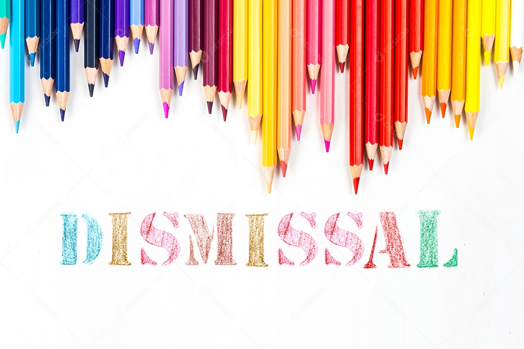 Varas de madeira multicoloridas Lápis de colorir de madeira no fundo branco