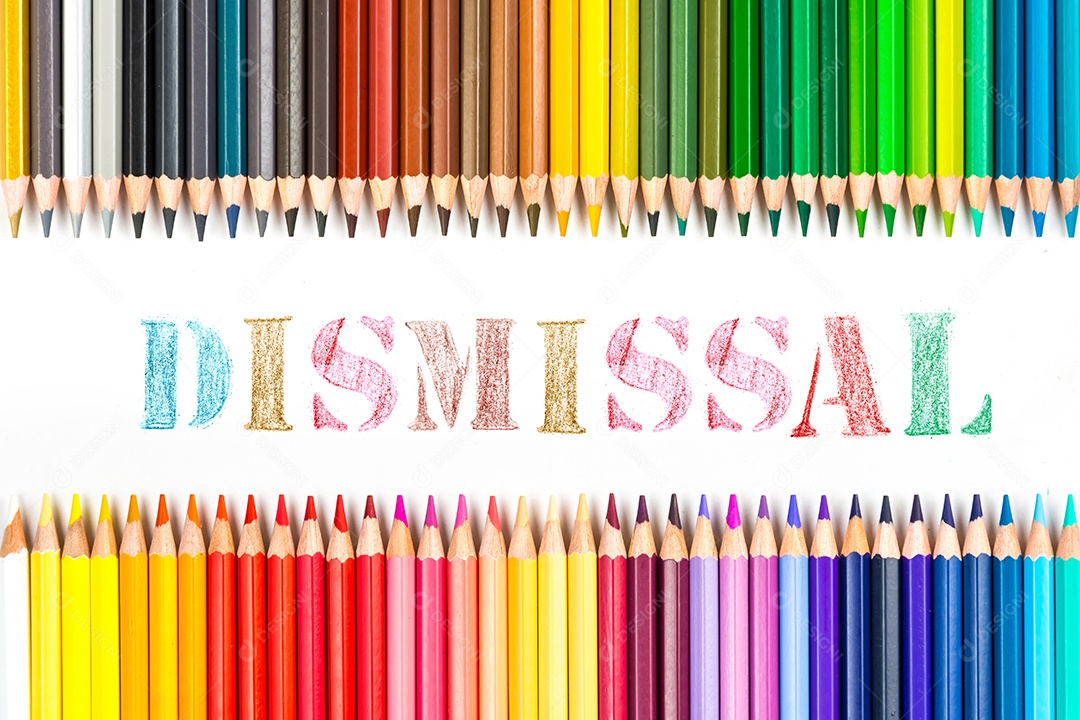 Varas de madeira multicoloridas Lápis de colorir de madeira no fundo branco