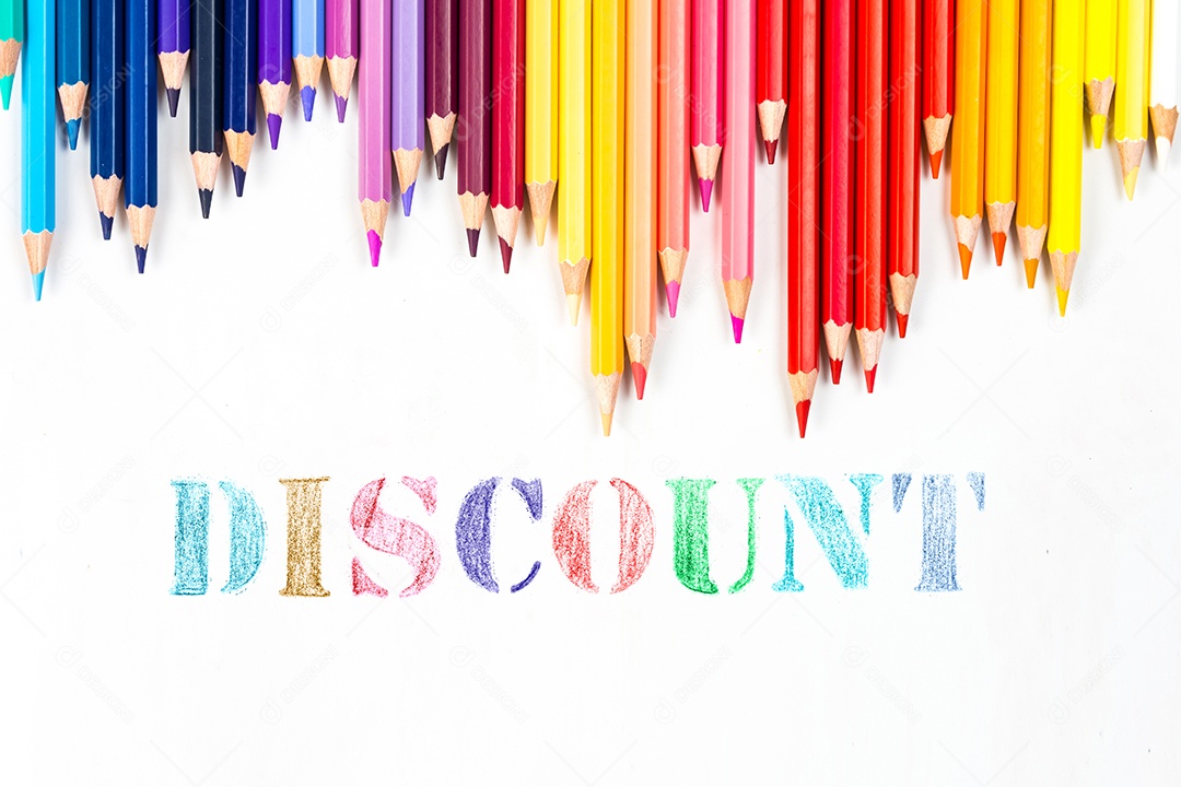 Varas de madeira multicoloridas Lápis de colorir de madeira no fundo branco