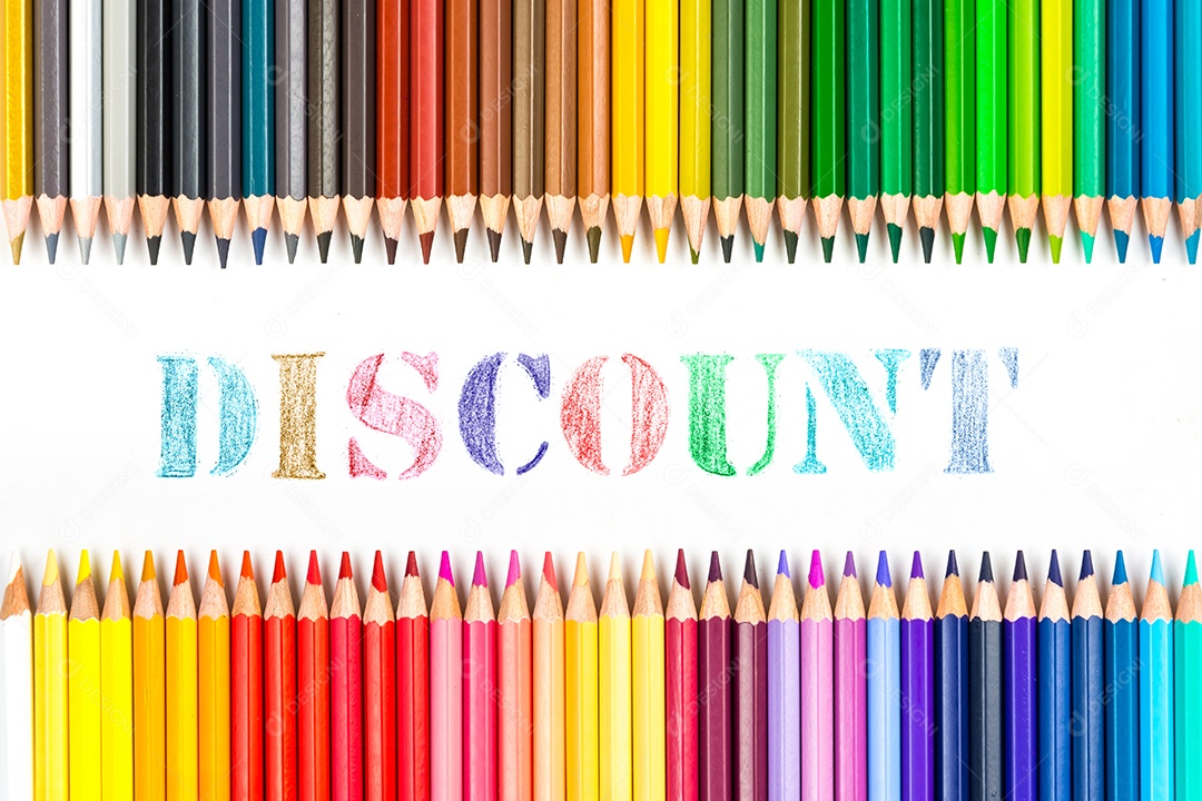 Varas de madeira multicoloridas Lápis de colorir de madeira no fundo branco