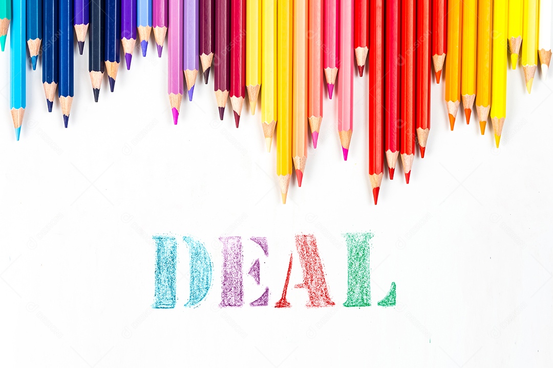 Varas de madeira multicoloridas Lápis de colorir de madeira no fundo branco