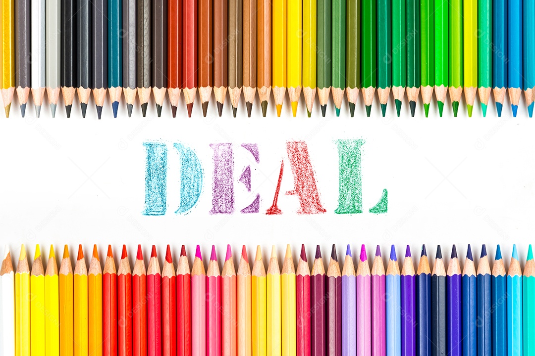 Varas de madeira multicoloridas Lápis de colorir de madeira no fundo branco