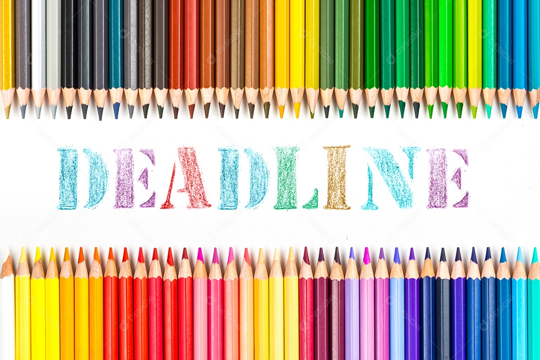 Varas de madeira multicoloridas Lápis de colorir de madeira no fundo branco