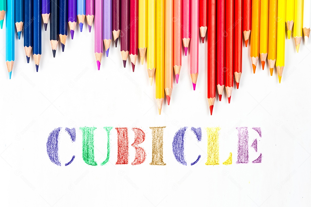 Varas de madeira multicoloridas Lápis de cor de madeira e cubículo em fundo branco