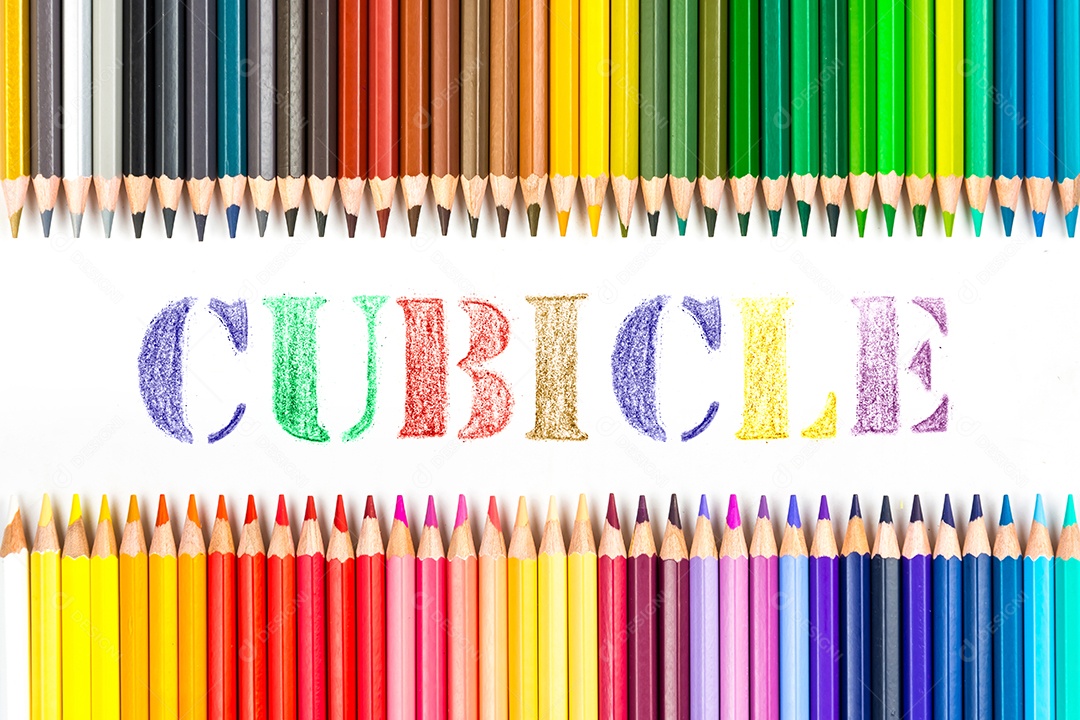 Varas de madeira multicoloridas Lápis de colorir de madeira no fundo branco