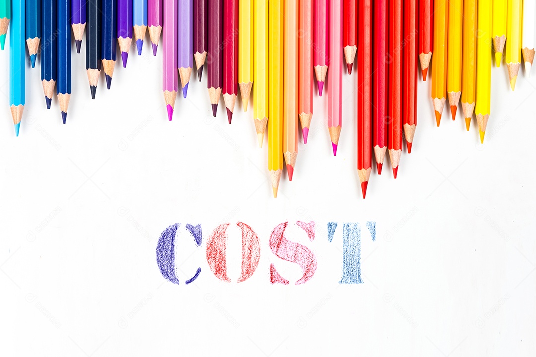 Varas de madeira multicoloridas Lápis de colorir de madeira no fundo branco