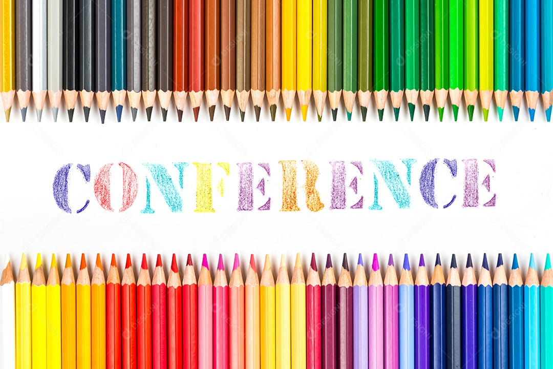 Varas de madeira multicoloridas Lápis de colorir de madeira no fundo branco