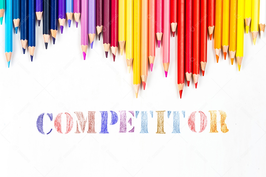 Varas de madeira multicoloridas Lápis de colorir de madeira no fundo branco