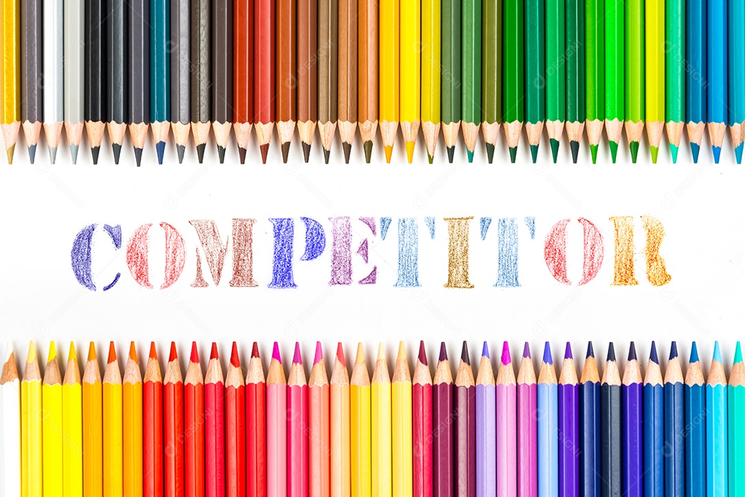 Varas de madeira multicoloridas Lápis de colorir de madeira no fundo branco