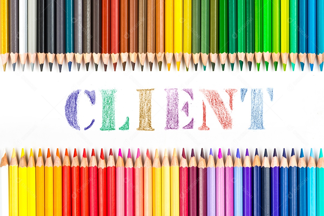 Varas de madeira multicoloridas Lápis de colorir de madeira no fundo branco