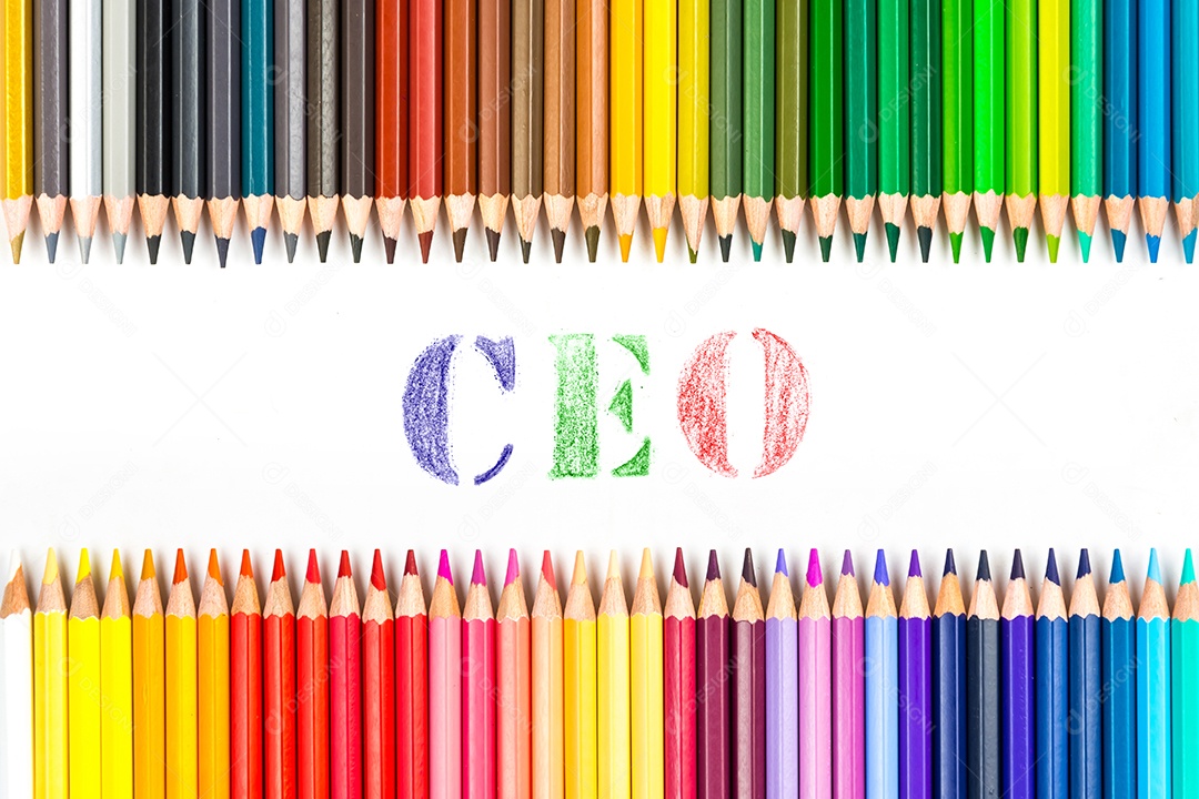 Varas de madeira multicoloridas Lápis de colorir de madeira no fundo branco