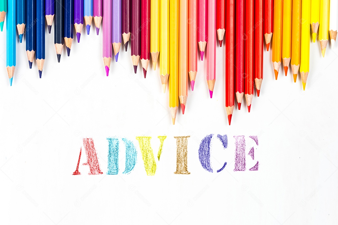 Varas de madeira multicoloridas Lápis de colorir de madeira no fundo branco