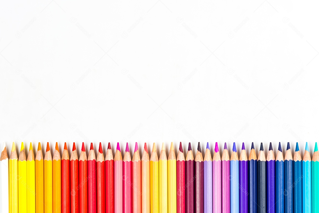 Varas de madeira multicoloridas Lápis de colorir de madeira no fundo branco