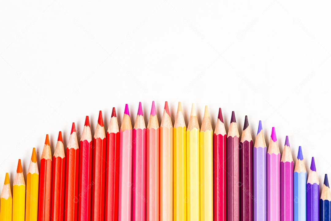 Varas de madeira multicoloridas Lápis de colorir de madeira no fundo branco