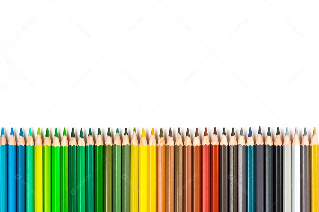 Varas de madeira multicoloridas Lápis de colorir de madeira no fundo branco