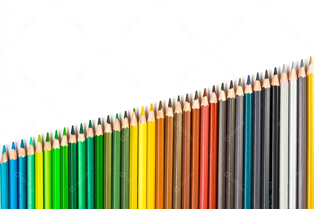 Varas de madeira multicoloridas Lápis de colorir de madeira no fundo branco