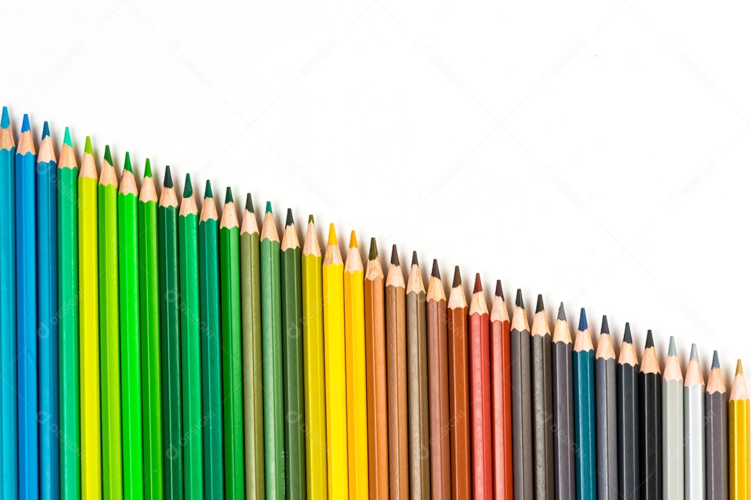 Varas de madeira multicoloridas Lápis de colorir de madeira no fundo branco