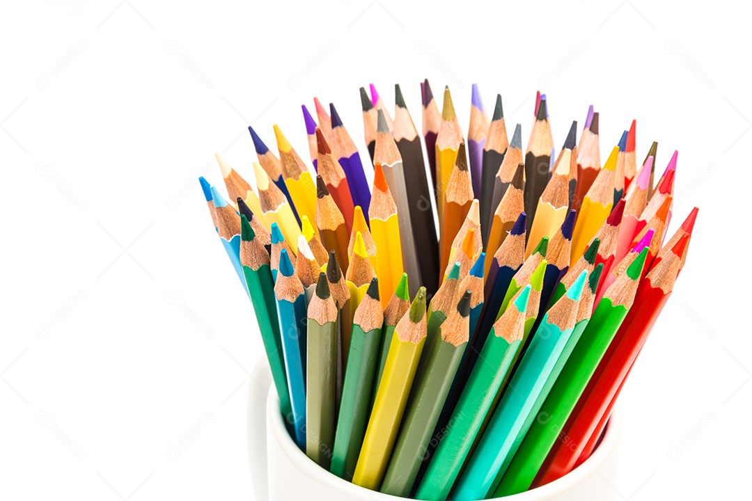 Varas de madeira multicoloridas Lápis de colorir de madeira no fundo branco