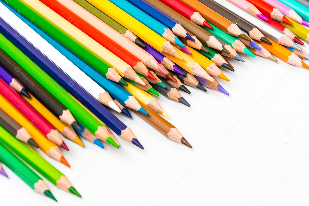 Varas de madeira multicoloridas Lápis de colorir de madeira no fundo branco