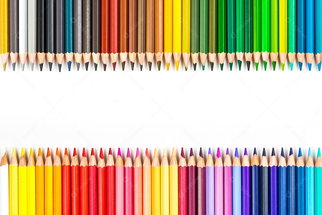 Varas de madeira multicoloridas Lápis de colorir de madeira no fundo branco