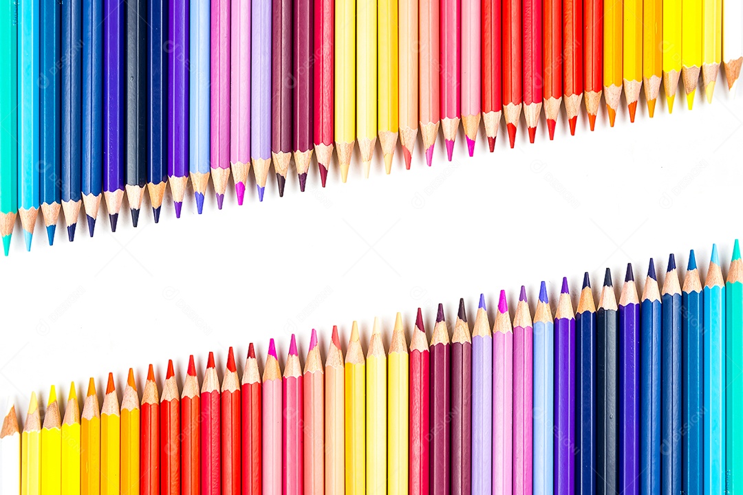 Varas de madeira multicoloridas Lápis de colorir de madeira no fundo branco