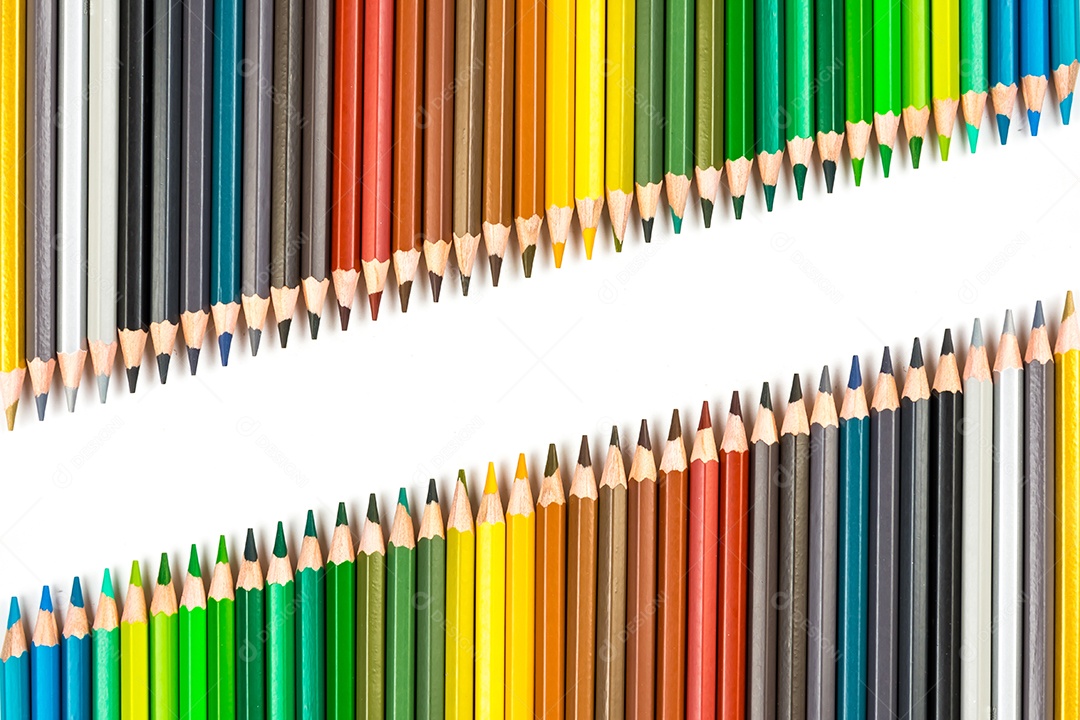 Varas de madeira multicoloridas Lápis de colorir de madeira no fundo branco