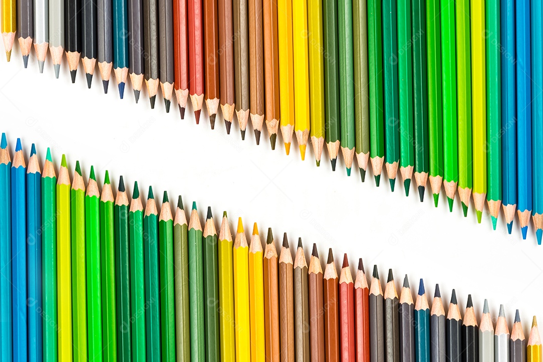 Varas de madeira multicoloridas Lápis de colorir de madeira no fundo branco