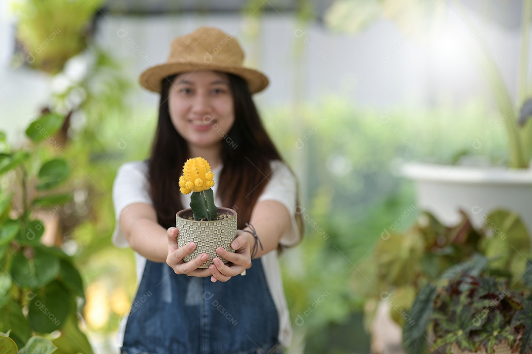 Jovem está cuidando de árvores em uma estufa, plantando árvores em uma estufa, plantando equipamentos, plantando árvores.