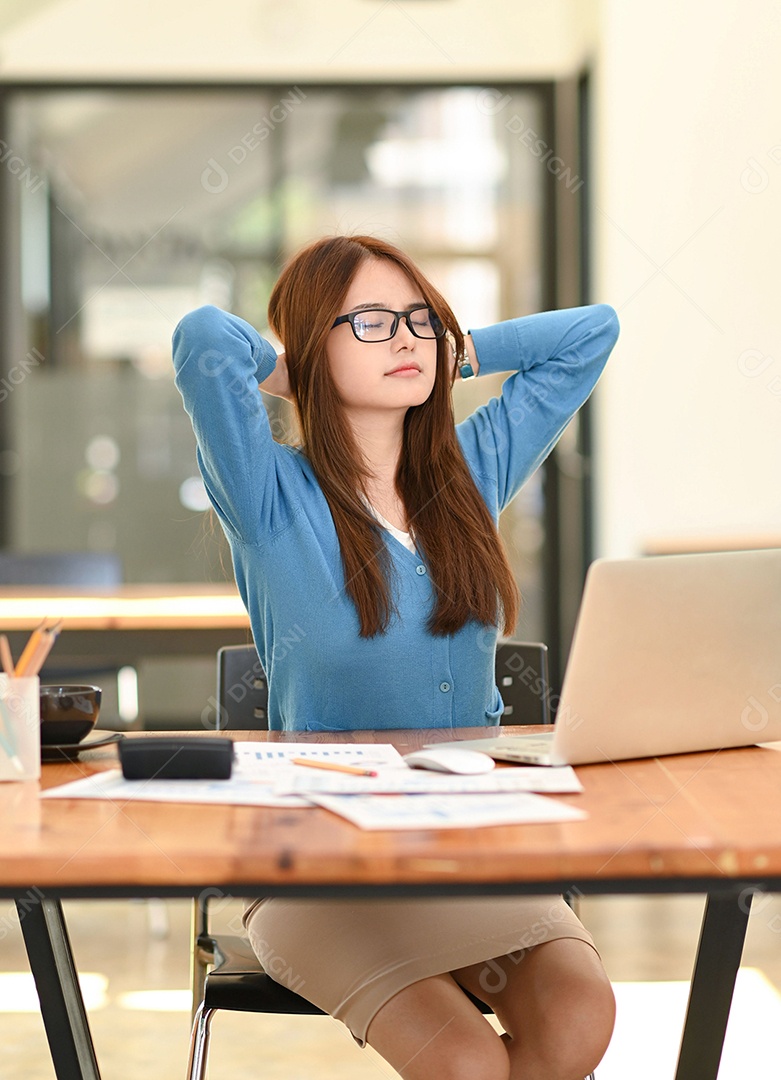 Mulher asiática na camisa azul, esticando os braços para relaxar. Durante o trabalho no escritório, síndrome do escritório, ideia de negócio, equipamento de escritório.