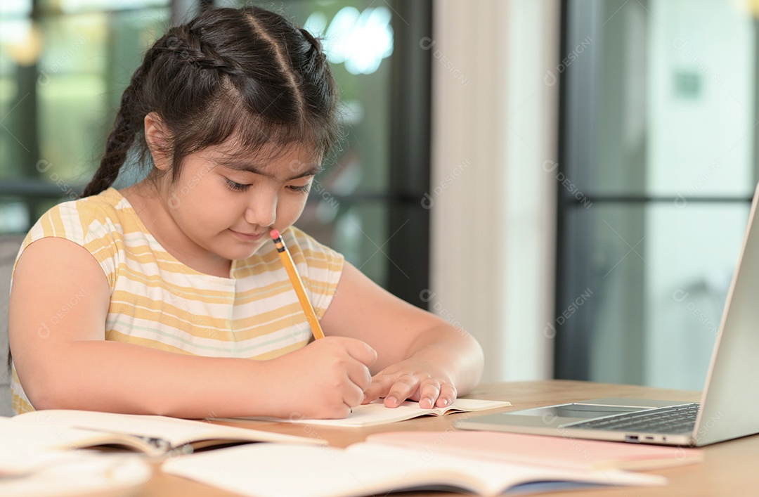 Menina asiática estão dando aulas em casa, estudam on-line em casa, as meninas estão entediadas e cansadas de estudar.