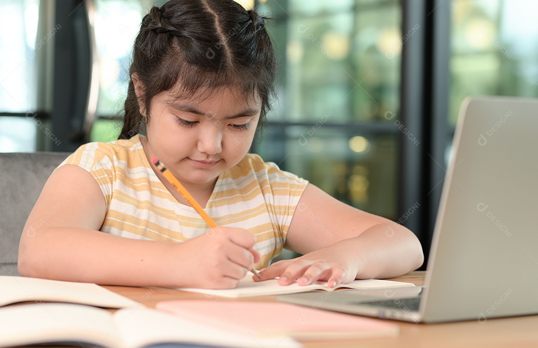 Menina asiática estão dando aulas em casa, estudam on-line em casa, as meninas estão entediadas e cansadas de estudar.