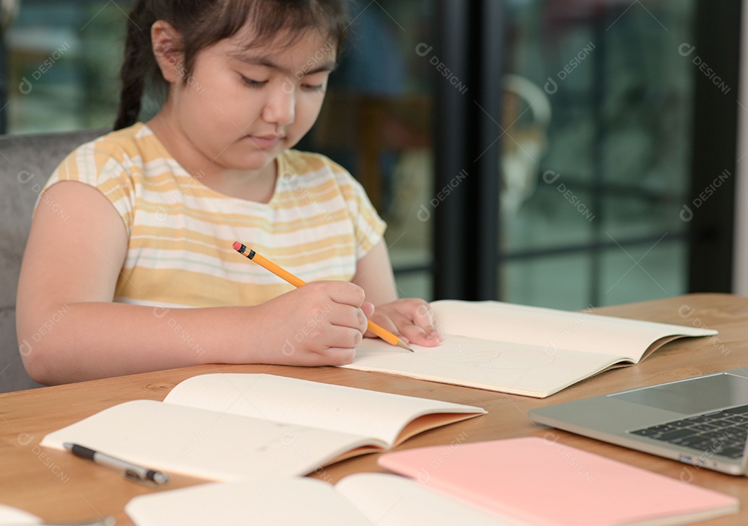 Menina asiática estão dando aulas em casa, estudam on-line em casa, as meninas estão entediadas e cansadas de estudar.